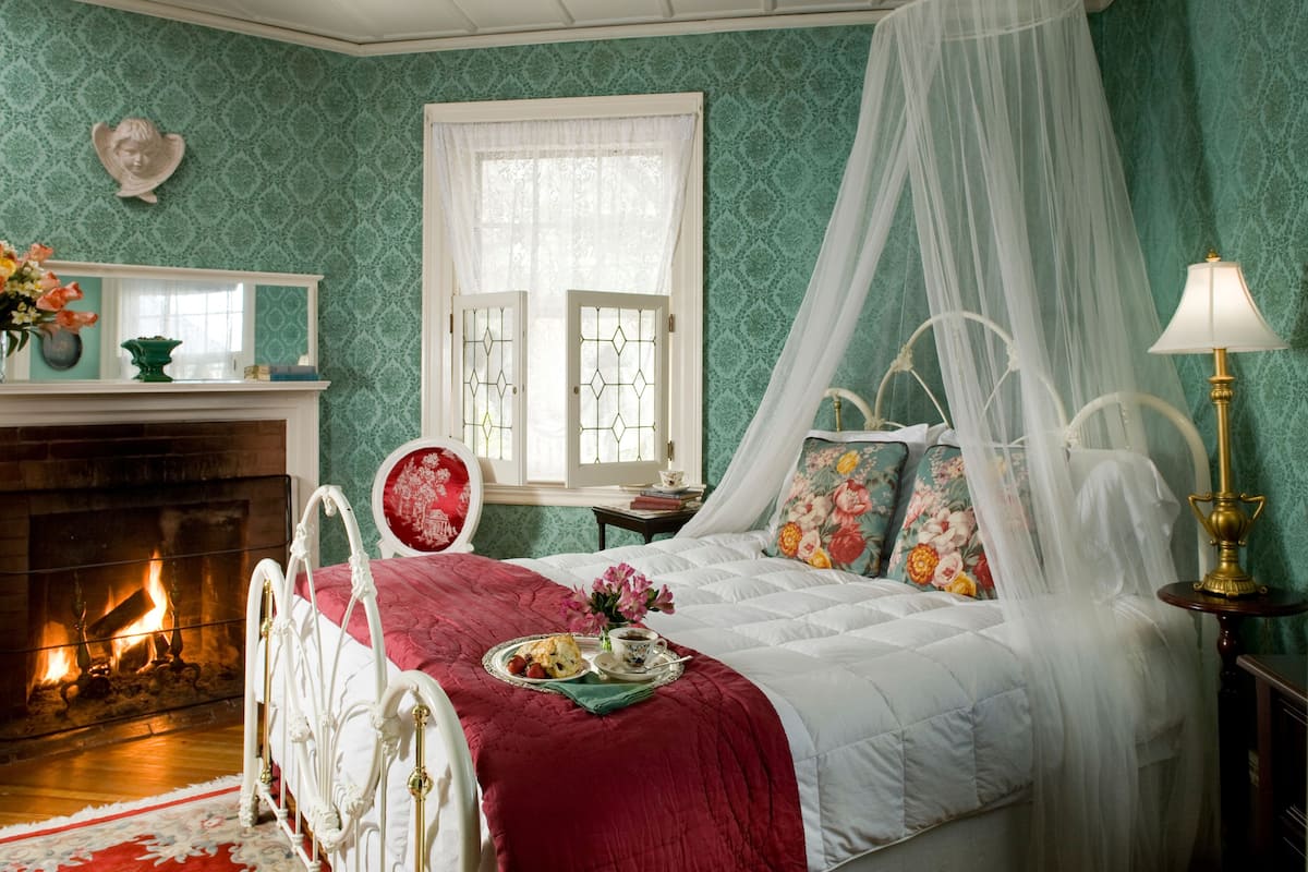 Spencer Room, Main Inn | Premium bedding, individually decorated, individually furnished