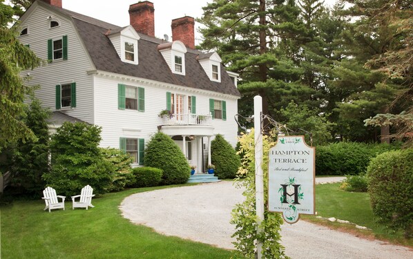 A large white house with green shutters and a sign for Hampton Terrace Bed and Breakfast. - Hampton Terrace Inn (Lenox)