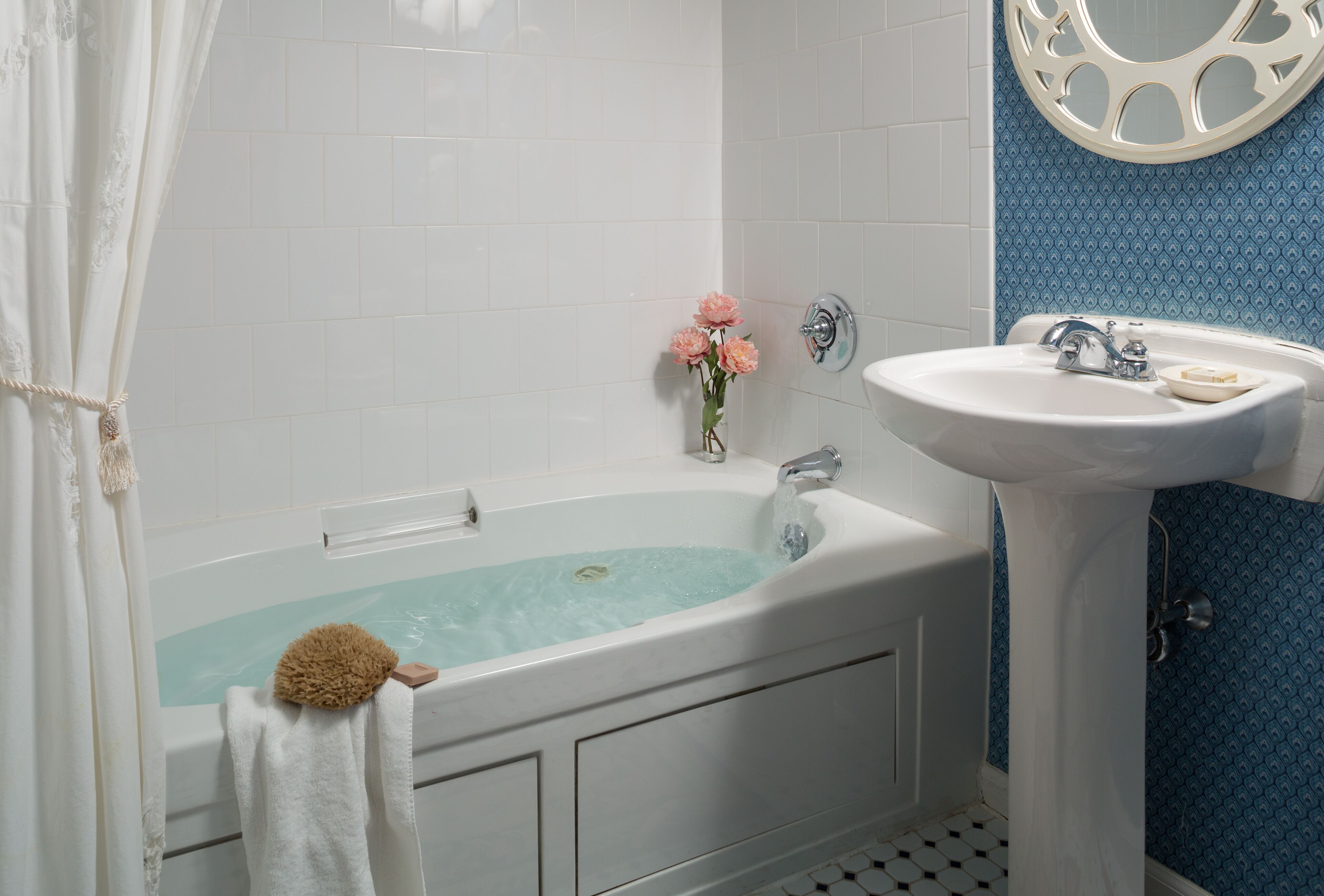 deluxe room, 1 queen bed | bathroom | free toiletries, towels