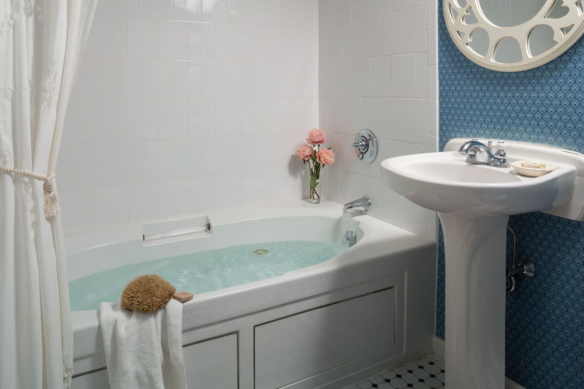 deluxe room, 1 queen bed | bathroom | free toiletries, towels