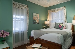 Premium bedding, individually decorated, individually furnished - Hampton Terrace Inn (Lenox)