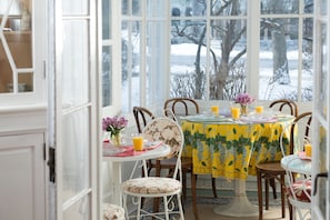 Breakfast area