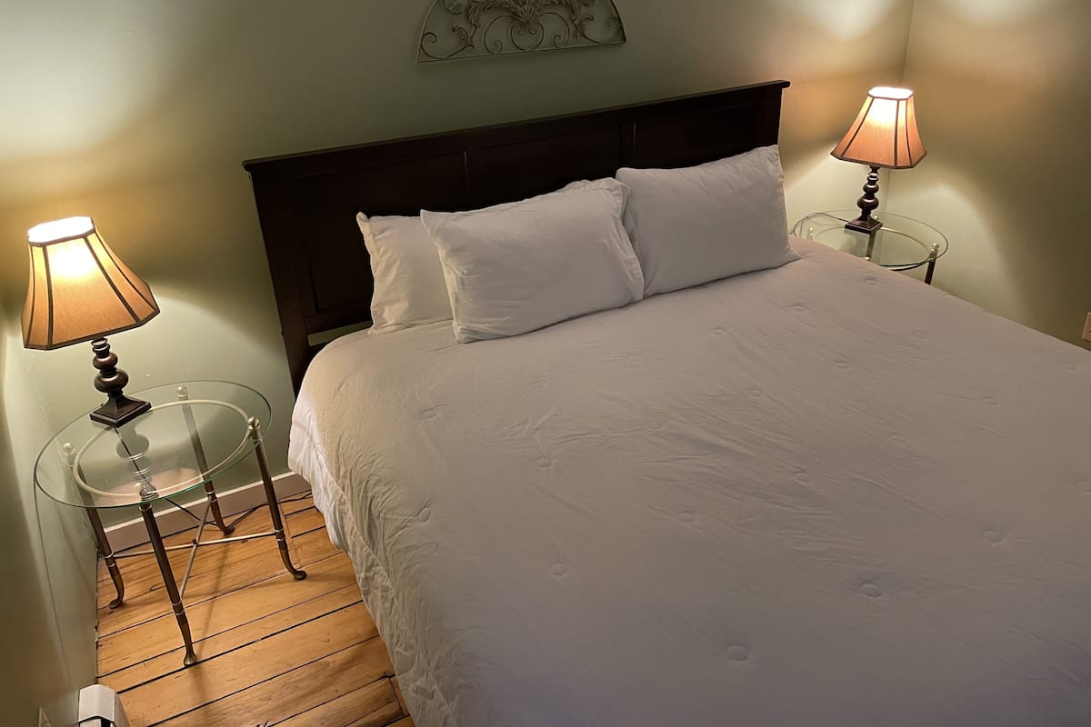 Standard Room, 1 King Bed, Non Smoking | Iron/ironing board, free WiFi, bed sheets