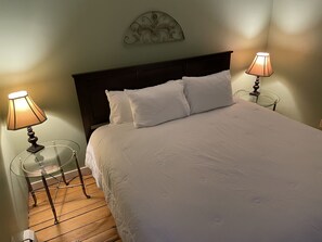 Quarto standard, 1 cama King, para não fumantes | Ferros/tábuas de passar roupa, Wi-Fi de cortesia, roupa de cama