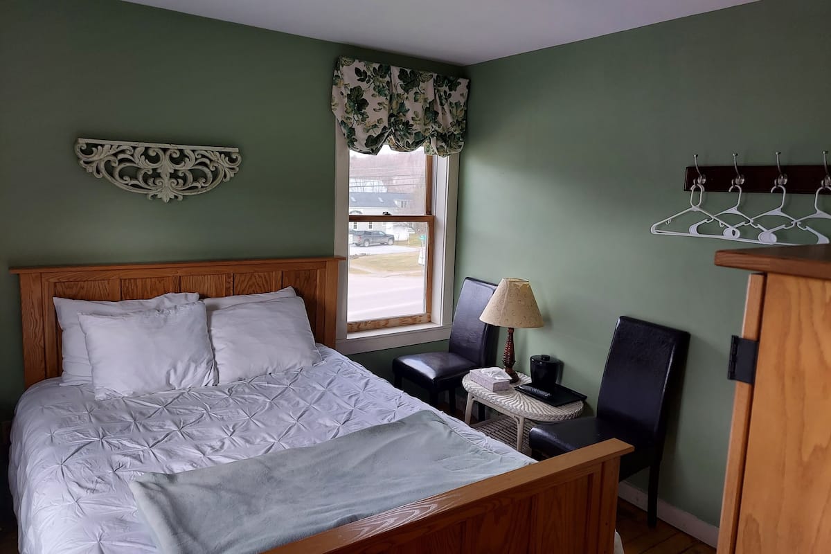Standard Room, 1 Queen Bed, Non Smoking | Iron/ironing board, free WiFi, bed sheets