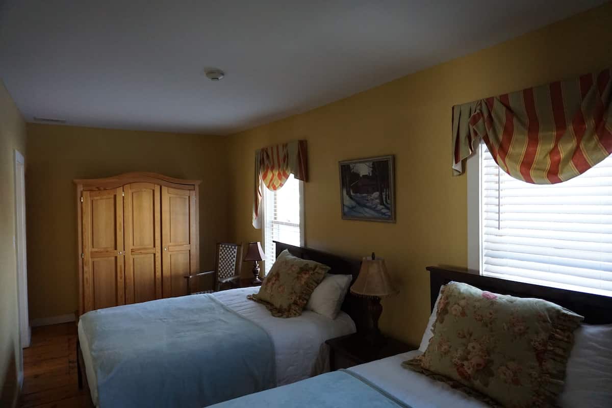 Family Suite, 2 Bedrooms | Iron/ironing board, free WiFi, bed sheets
