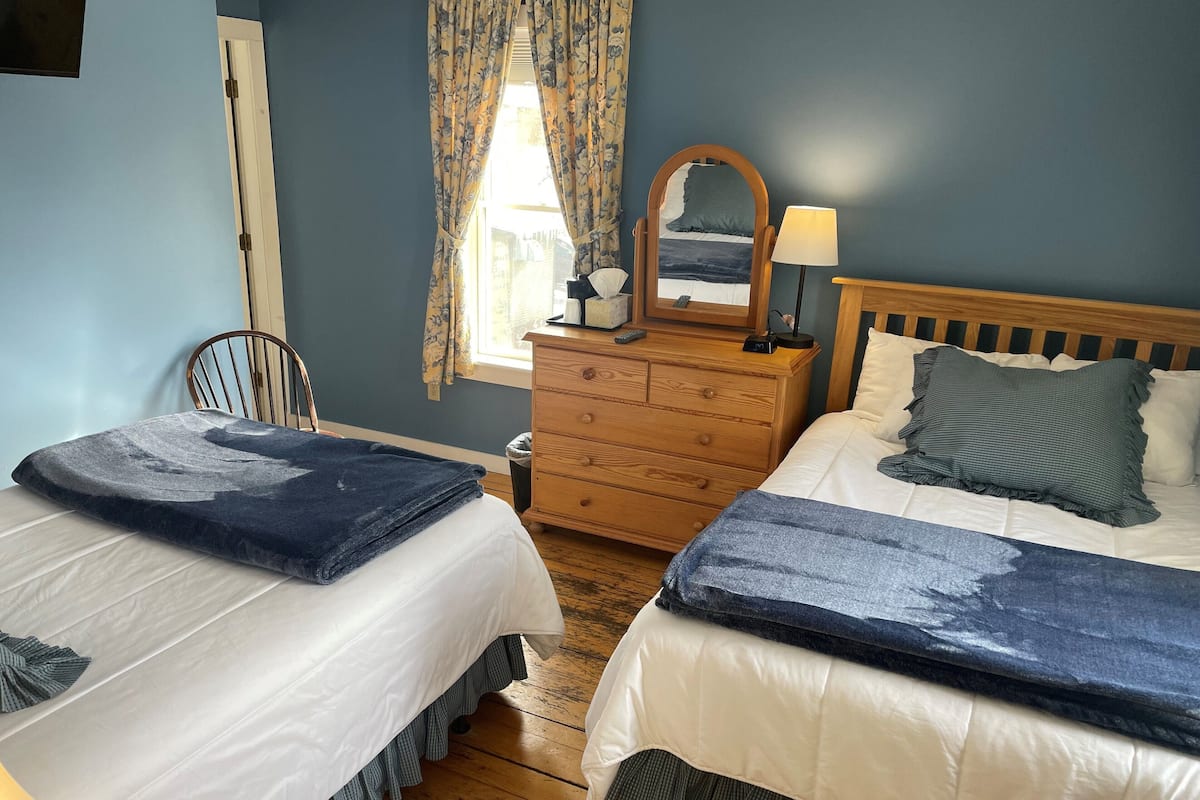 Standard Room, 2 Double Beds | Iron/ironing board, free WiFi, bed sheets