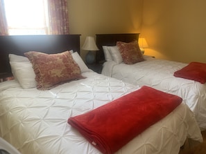 Habitación cuádruple Deluxe, 2 camas de matrimonio, vistas al jardín | Tabla de planchar con plancha, wifi gratis, ropa de cama