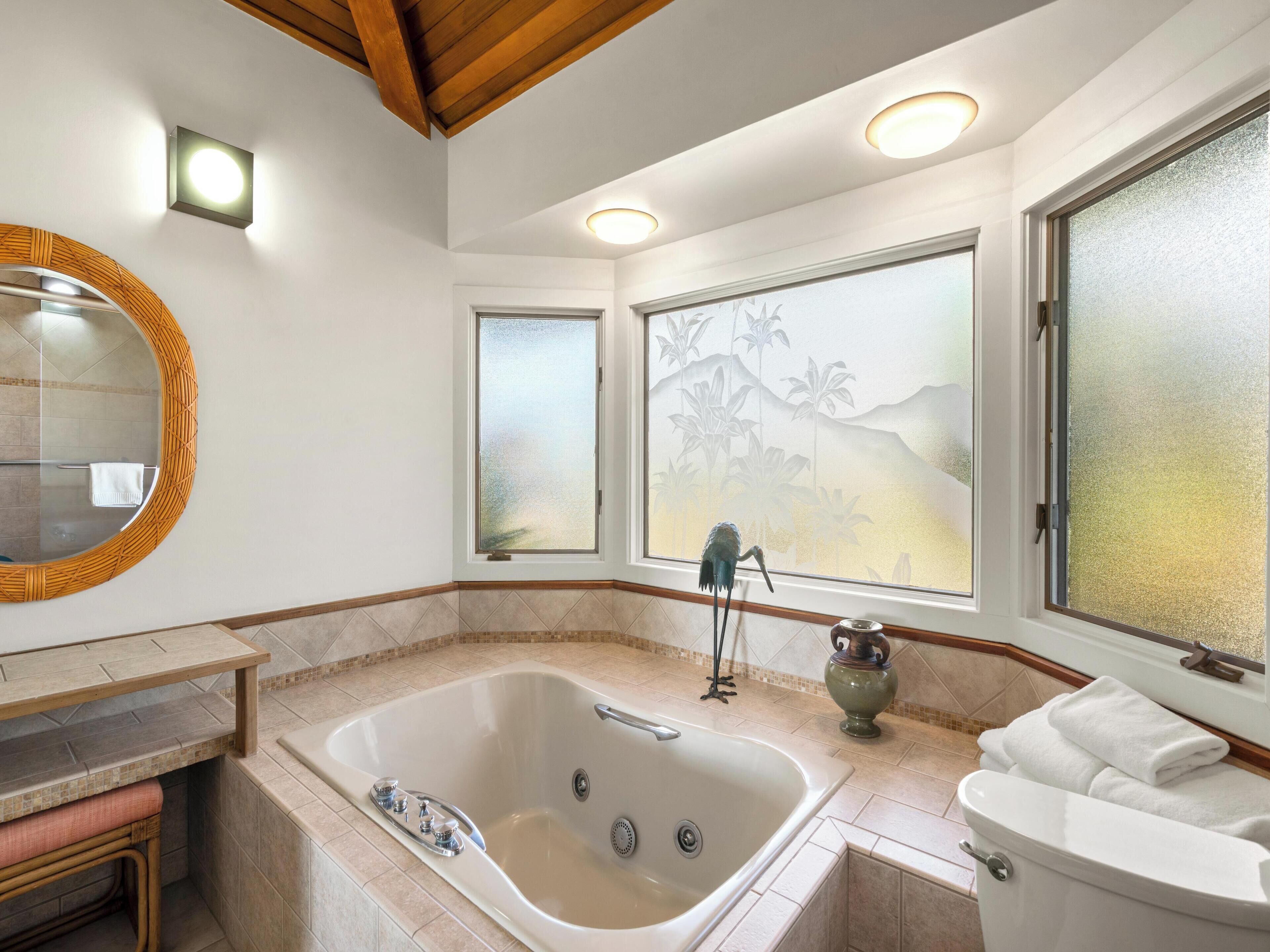 Ein Badezimmer mit einer frei stehenden Badewanne, einer Toilette, einem Waschbecken und einem Spiegel.