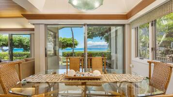 Khu vực ăn uống tại phòng