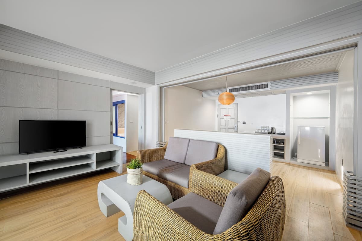 Grand Deluxe 2 Bedroom Family Suite | Sala de estar | Televisión de pantalla plana de 29 pulgadas con canales por satélite