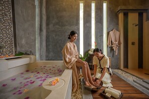 Behandelingskamers voor koppels, een sauna, een bubbelbad, een stoombad
