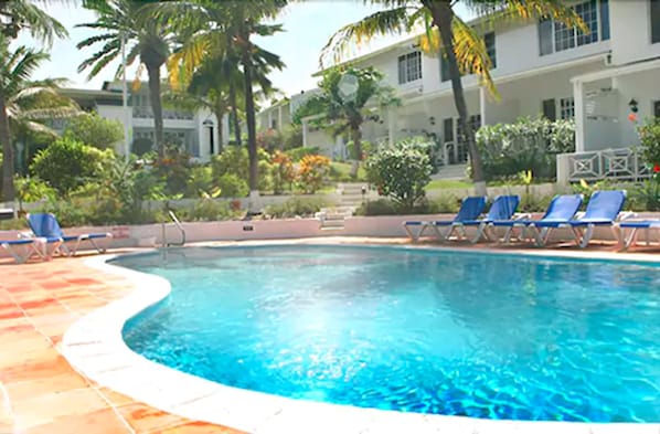 Piscine extérieure, parasols de plage, chaises longues