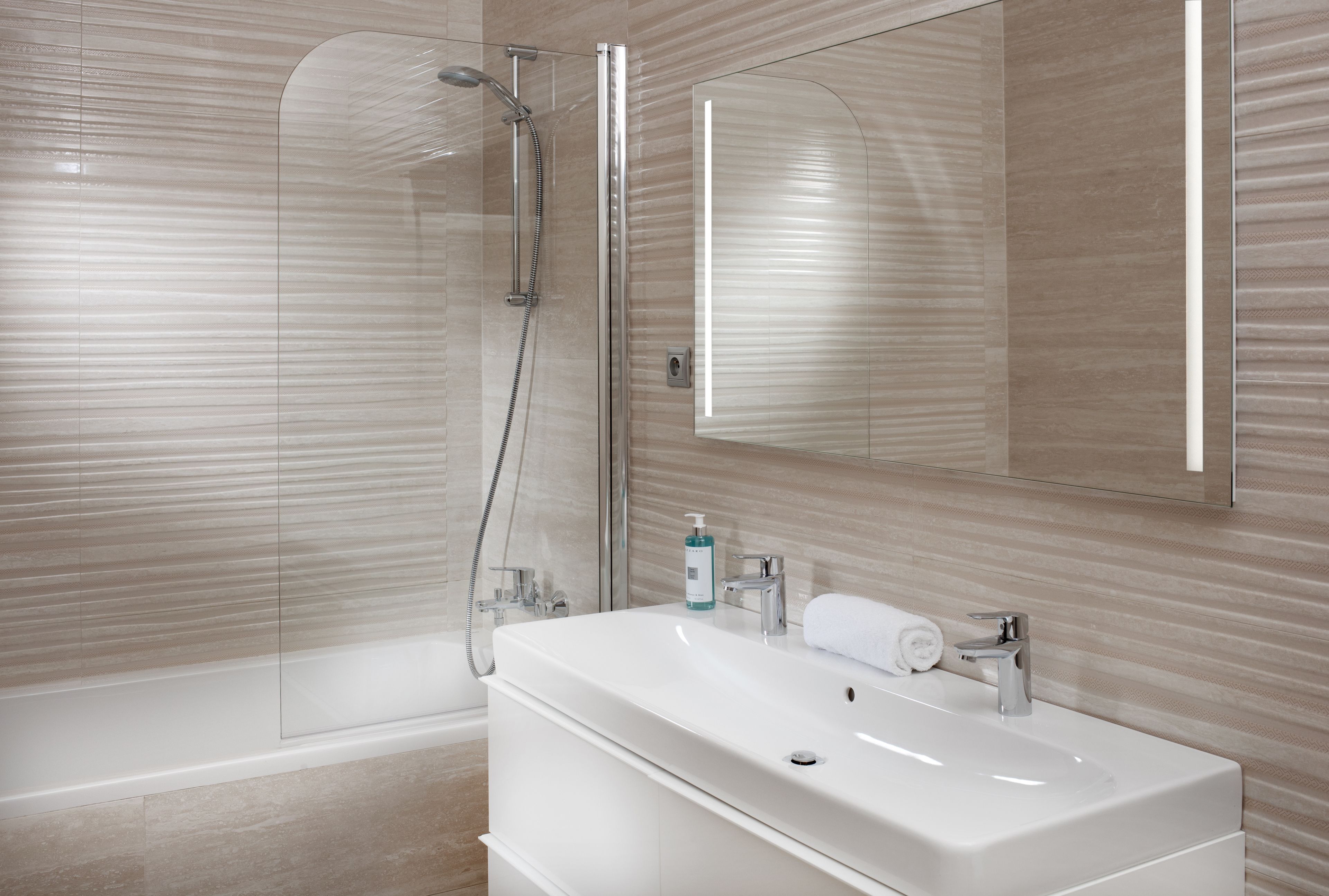 executive apartment | bathroom | combined shower/bathtub, designer toiletries, hair dryer, towels