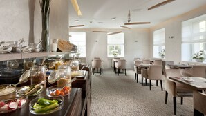 Un comedor moderno con barra libre, que incluye diversos alimentos y utensilios.
