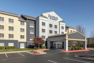 Un hotel Fairfield by Marriott con diseño moderno, que cuenta con un acceso cubierto y un estacionamiento.