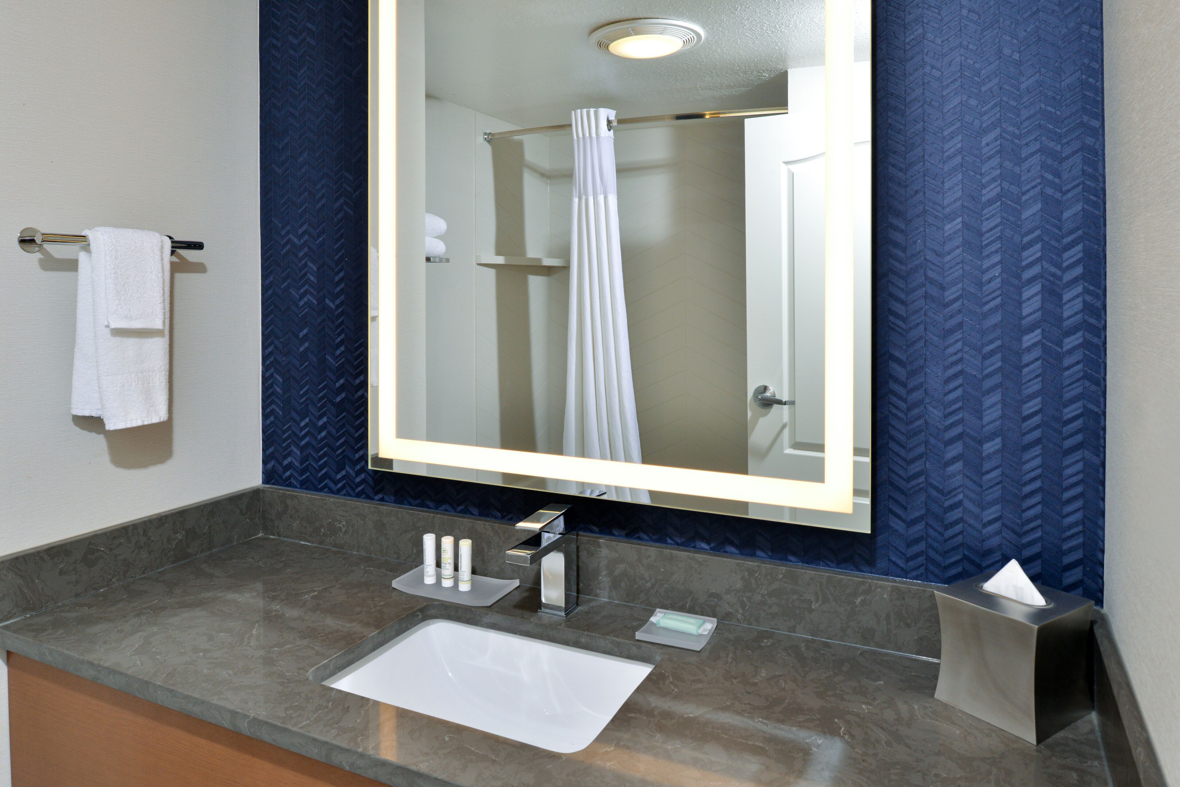 combined shower/bathtub, free toiletries, hair dryer, towels