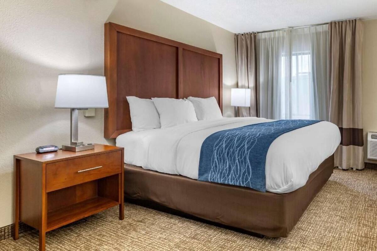 Desk, blackout drapes, iron/ironing board, free WiFi