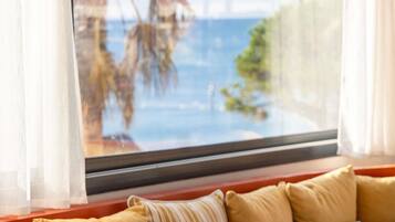 Una habitación con vista al mar a través de una ventana.