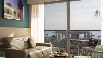 Superior-huone, 1 parisänky, terassi, merinäköala | Näkymä huoneesta