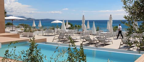 Piscine extérieure (ouverte en saison), parasols de plage