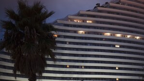 A multi-story hotel with horizontal balconies and illuminated windows. - Mercure Villeneuve Loubet Plage (Villeneuve-Loubet)