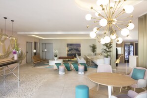 Coin salon dans le hall