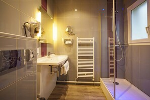 Comfort kamer, 1 twee- of 2 eenpersoonsbedden, uitzicht op tuin | Badkamer | Gratis toiletartikelen, een haardroger, badjassen, handdoeken