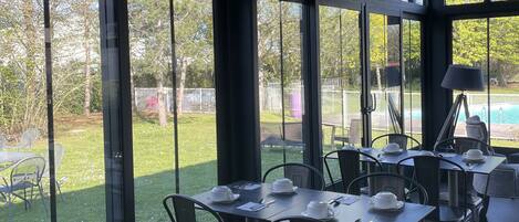 Sarapan prasmanan setiap hari (EUR 12.50 per orang)