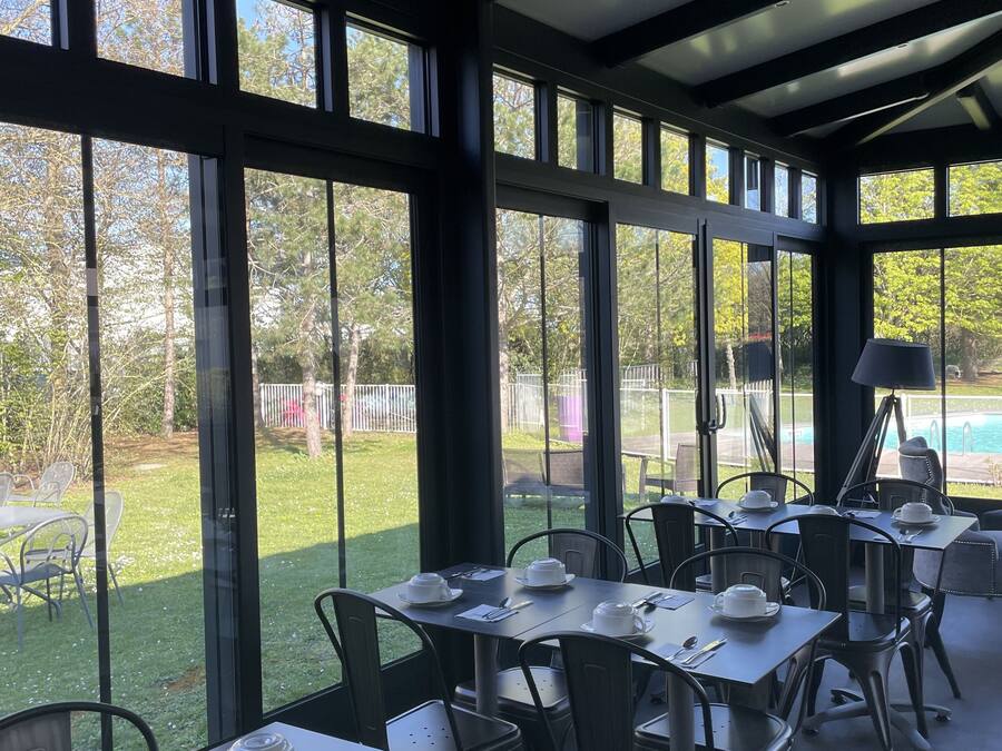 Sarapan bufet setiap hari (EUR 13 seorang)