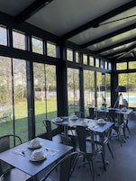 Café da manhã com buffet todos os dias mediante uma taxa