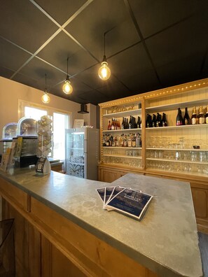 Bar (on property) - The Originals City, Hôtel La Saulaie, Saumur Ouest (Doué-en-Anjou)