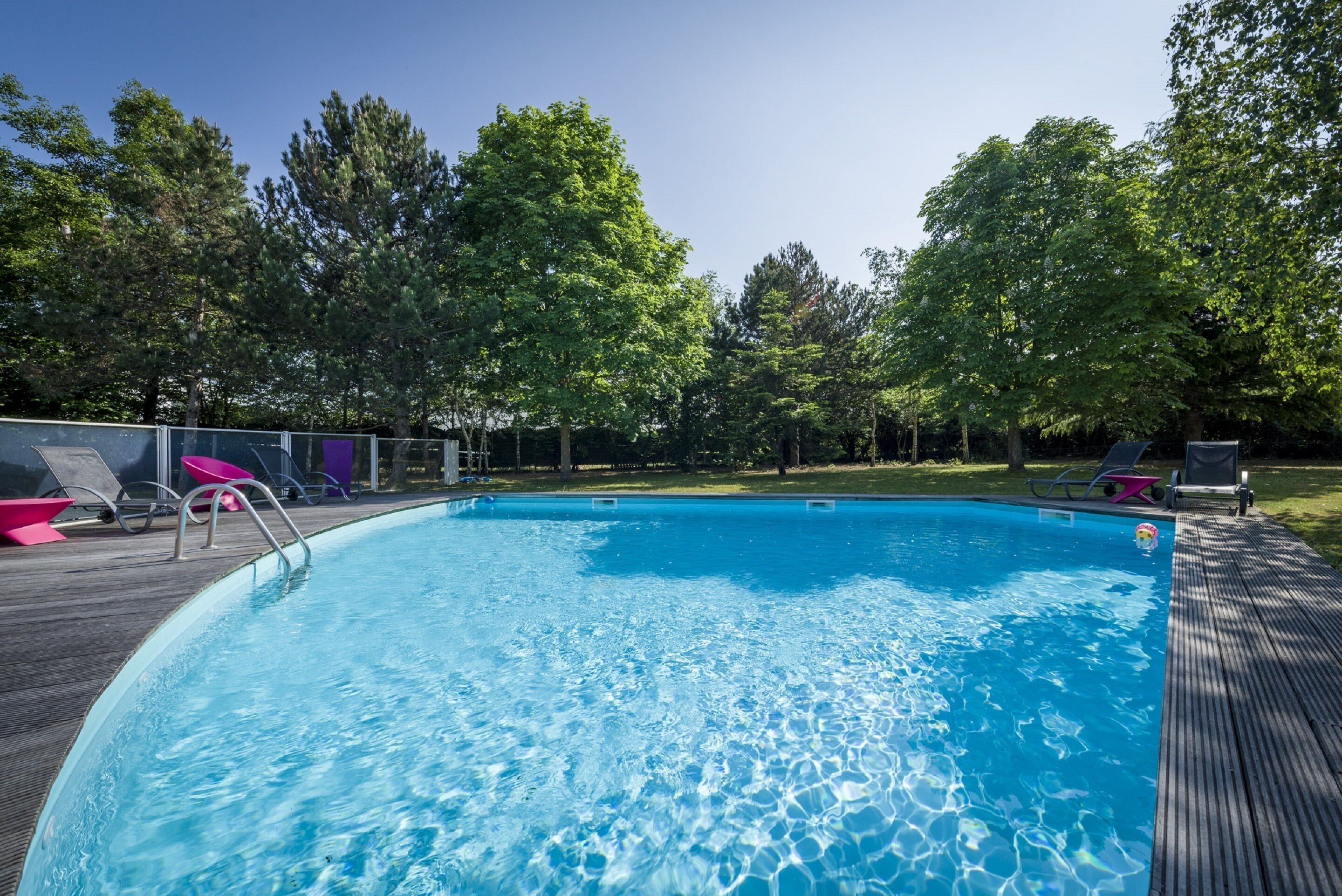 室外游泳池，提供日光浴躺椅