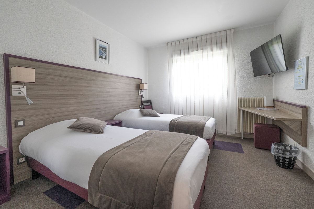 Desk, laptop workspace, soundproofing, free cots/infant beds