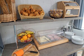 Daily buffet breakfast for a fee - Contact Hôtel O’Nice Saintes (Saintes)