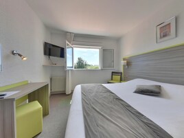 Habitación estándar doble | Escritorio y espacio para trabajar con un portátil