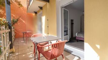 Bureau, espace de travail pour ordinateur portable