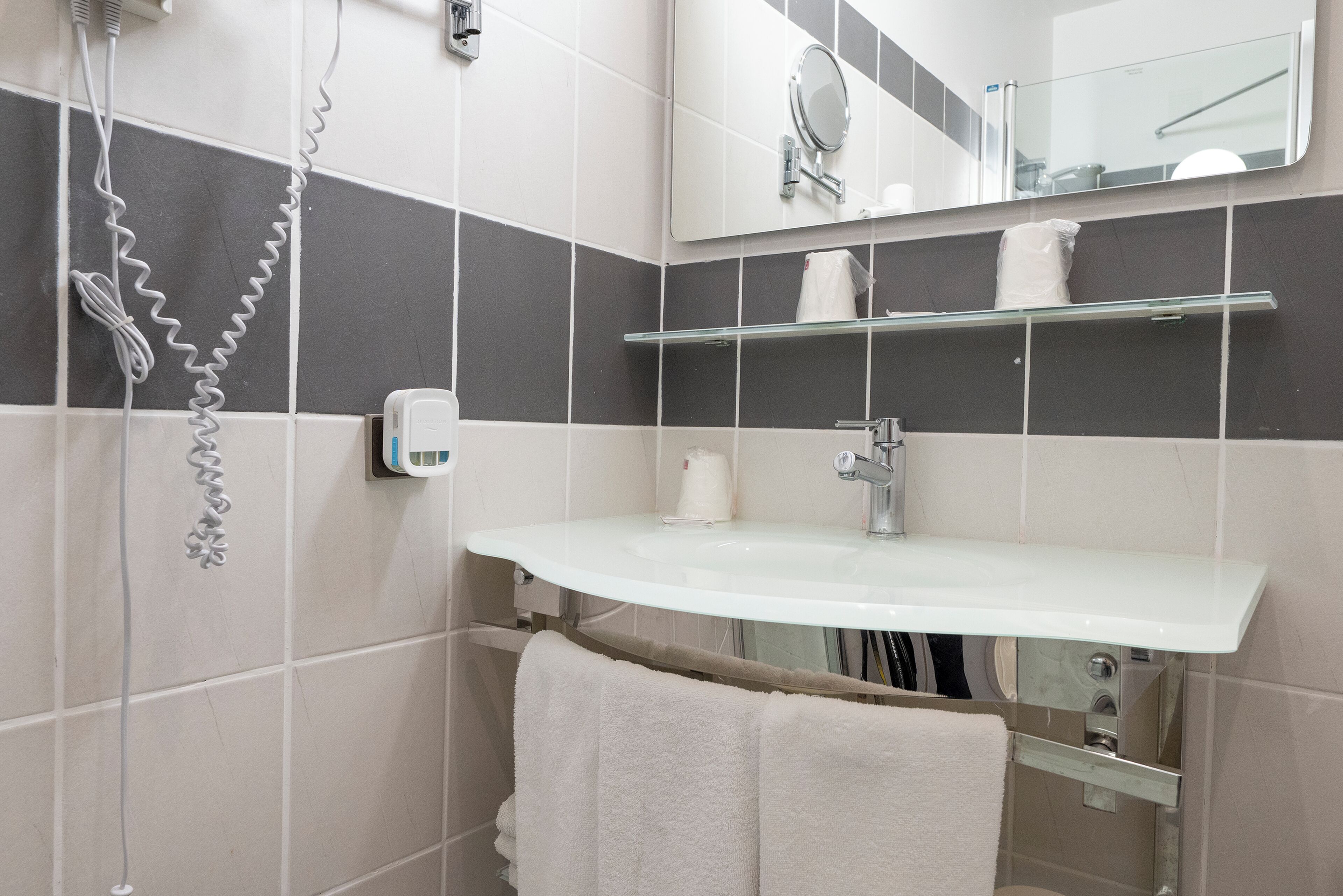 triple room | bathroom | shower, free toiletries, hair dryer, towels