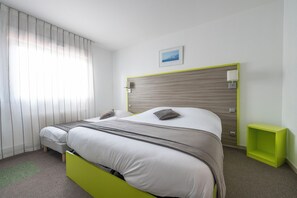 Habitación triple | Escritorio, espacio para trabajar con laptop y insonorización