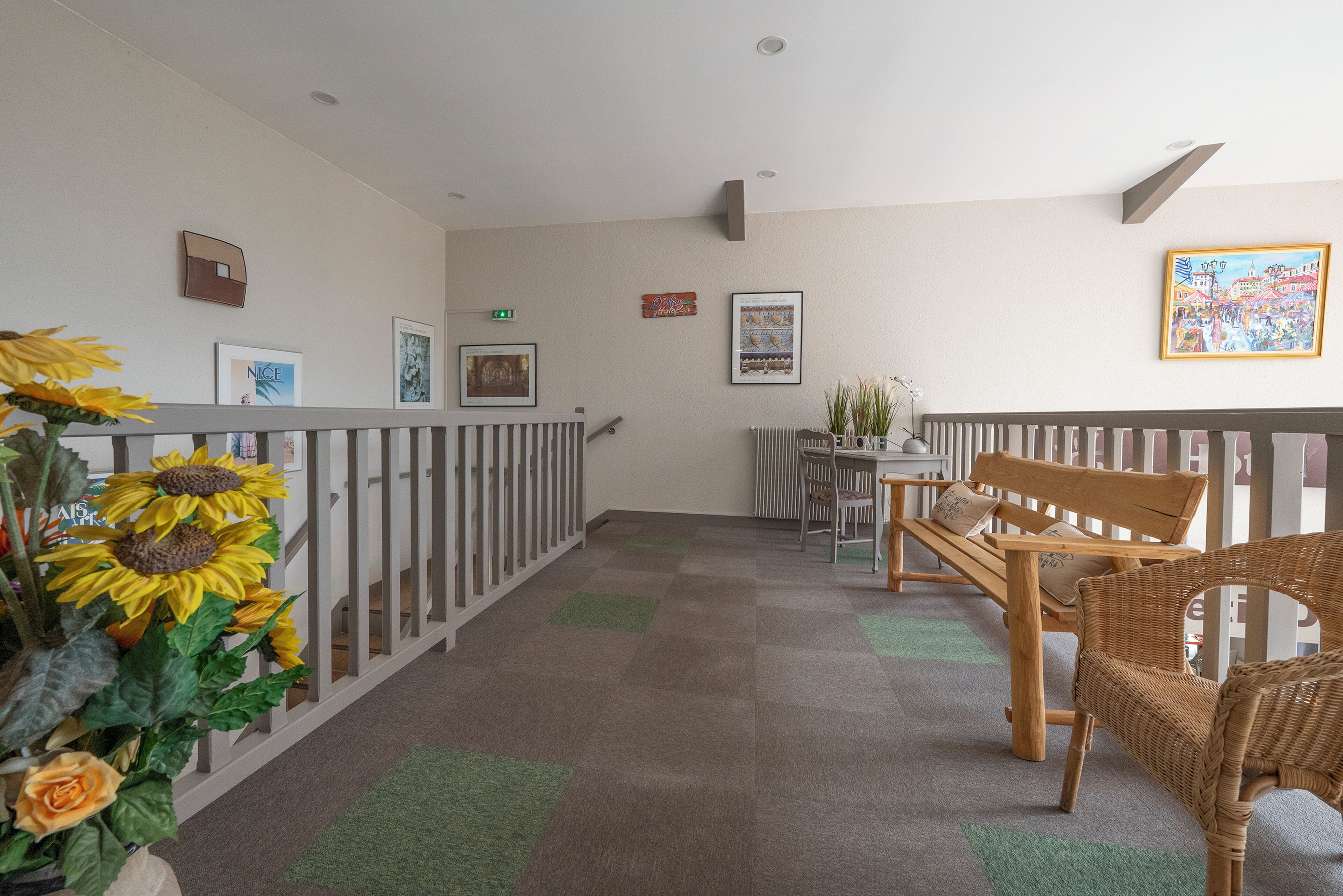 flat-screen tv, netflix, pay films, streaming services