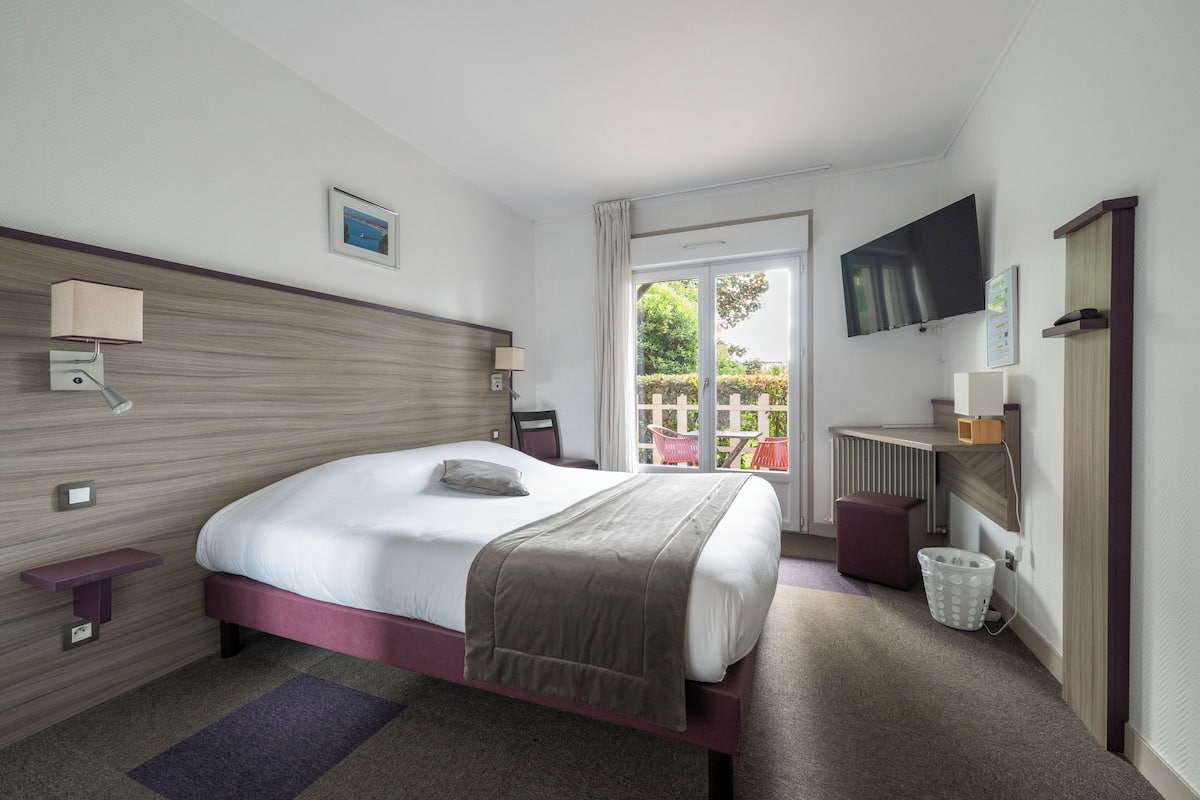 Desk, laptop workspace, soundproofing, free cots/infant beds