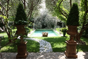 Una piscina al aire libre de temporada