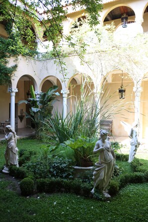 Courtyard - Hôtel Jardins Secrets (Nîmes)