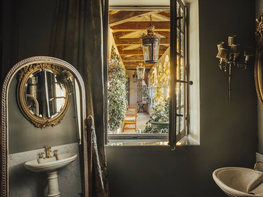 Ropa de cama de alta calidad y caja de seguridad en la habitación