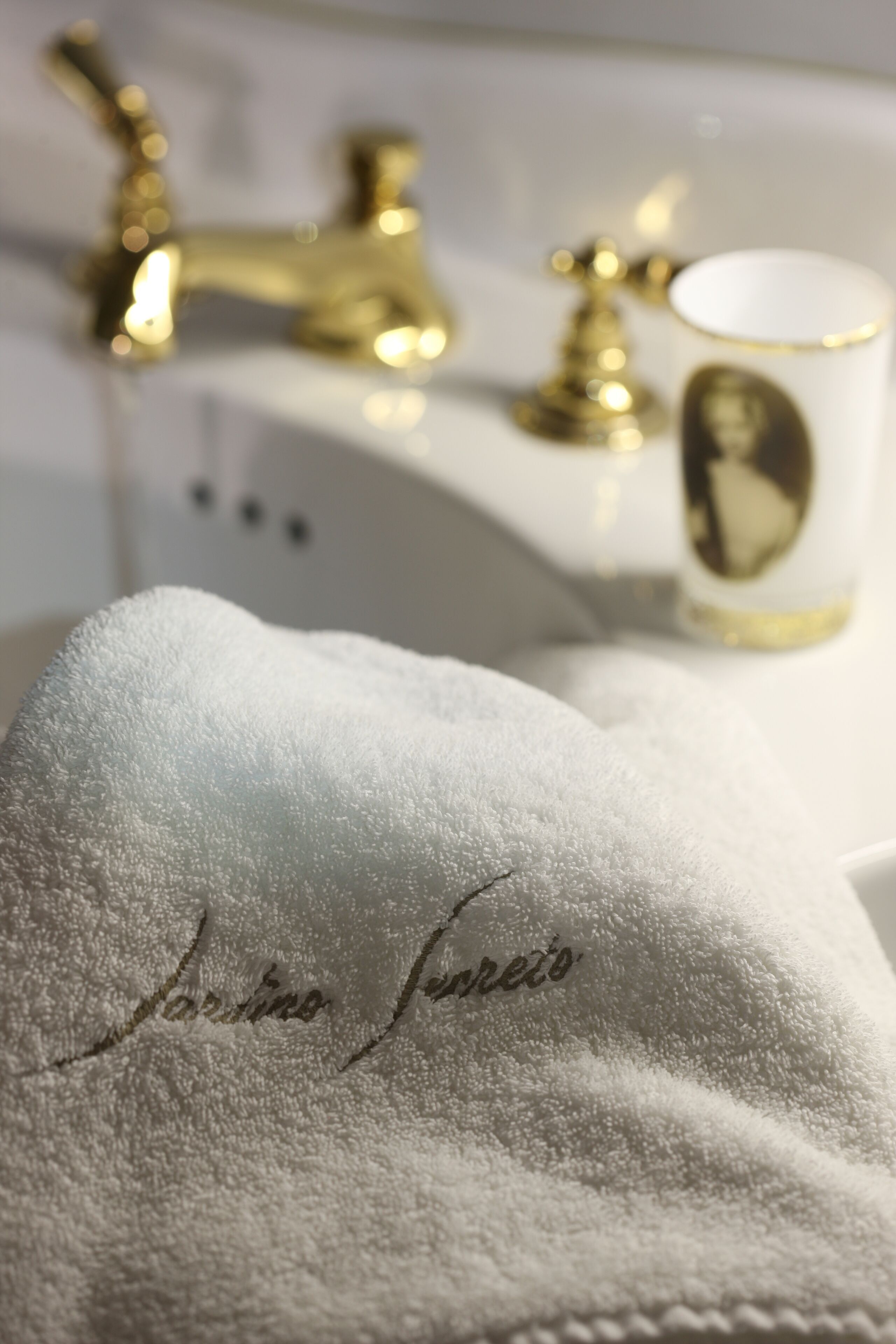 Équipements de salle de bain | Articles de toilette gratuits, sèche-cheveux, peignoirs, chaussons