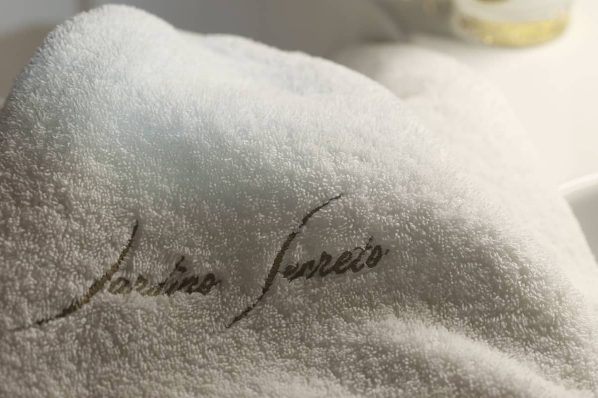 Ăquipements de salle de bain | Articles de toilette gratuits, sĂšche-cheveux, peignoirs, chaussons