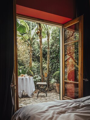 Junior Suite, Terrace | Premium bedding, in-room safe, individually decorated - Hôtel Jardins Secrets (Nîmes)