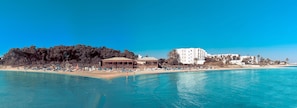 A coastal resort with beach umbrellas, a pool, and a building with multiple floors. - Marhaba Royal Salem (Sousse)