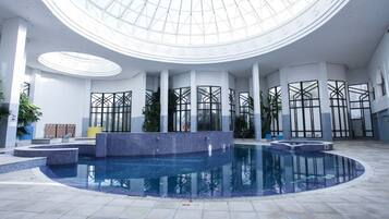 Innenpool, Außenpool, Sonnenschirme, Liegestühle