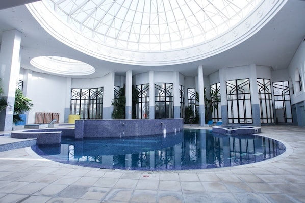 Piscina interna, piscina externa, guarda-sóis, espreguiçadeiras